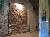 La grange Dmire, ancienne porte.