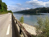Paladru, la route cotire.