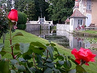 Chteau de Longpra, douves et pont levis.