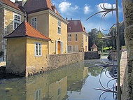 Longpra, les douves, le pont levis