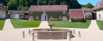 Longpra, cour intrieure, le bassin