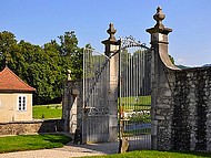 Longpra, grille entre du parc