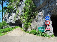 Ecouges, l'ancienne route en corniche