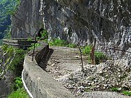 Ecouges, l'ancienne route en corniche