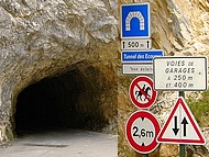 Ecouges, entre du tunnel