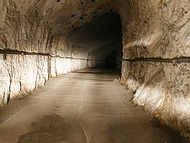 Ecouges, dans le tunnel