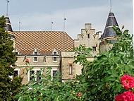 L'architecte associe la pierre, la brique, le pis..