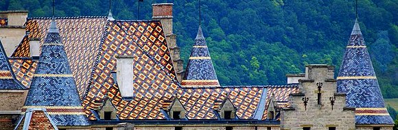 Les sept tours coiffes en poivrire, la polychromie des tuiles cailles vernisses