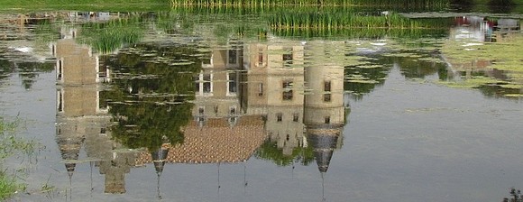 un tang dans lequel se mire le chteau
