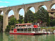 le bateau  roue au pied de l'aqueduc