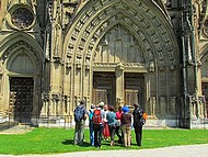 St Antoine l'Abbaye, groupe en visite