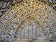 St Antoine l'Abbaye, tympan de l'abbaye