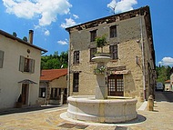 St Antoine l'Abbaye, fontaine rue basse