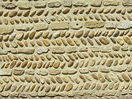 St Antoine l'Abbaye, mur en galets
