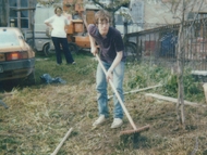 Gilles plante ses arbres, tamaris et citronnier.