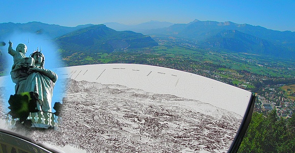 La Vouise, une table d'orientation met un nom sur les sommets alentour.